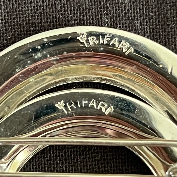 Two Crown Trifari Brooches - Picture 11 of 13